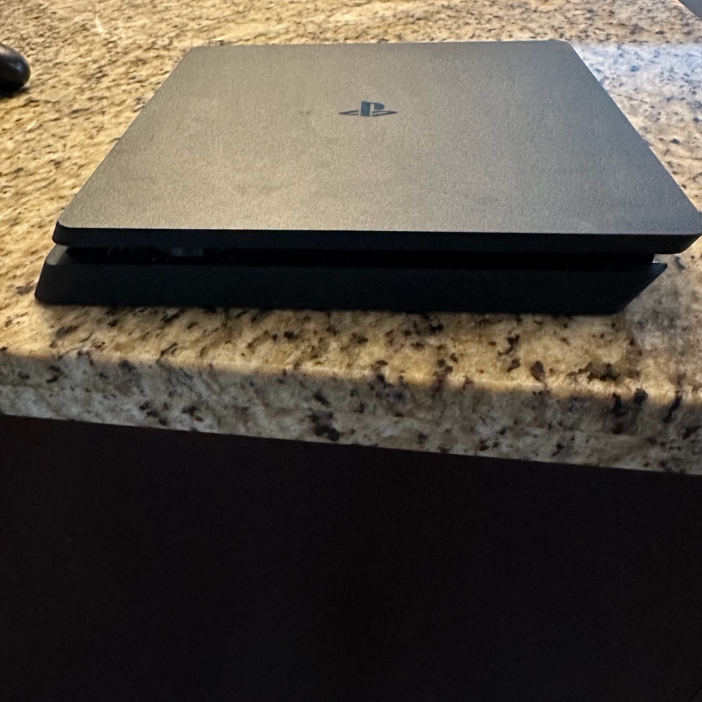 PlayStation PS4 Console with Gold and Black Controllers and 7 Physical Games - Picture 6 of 7